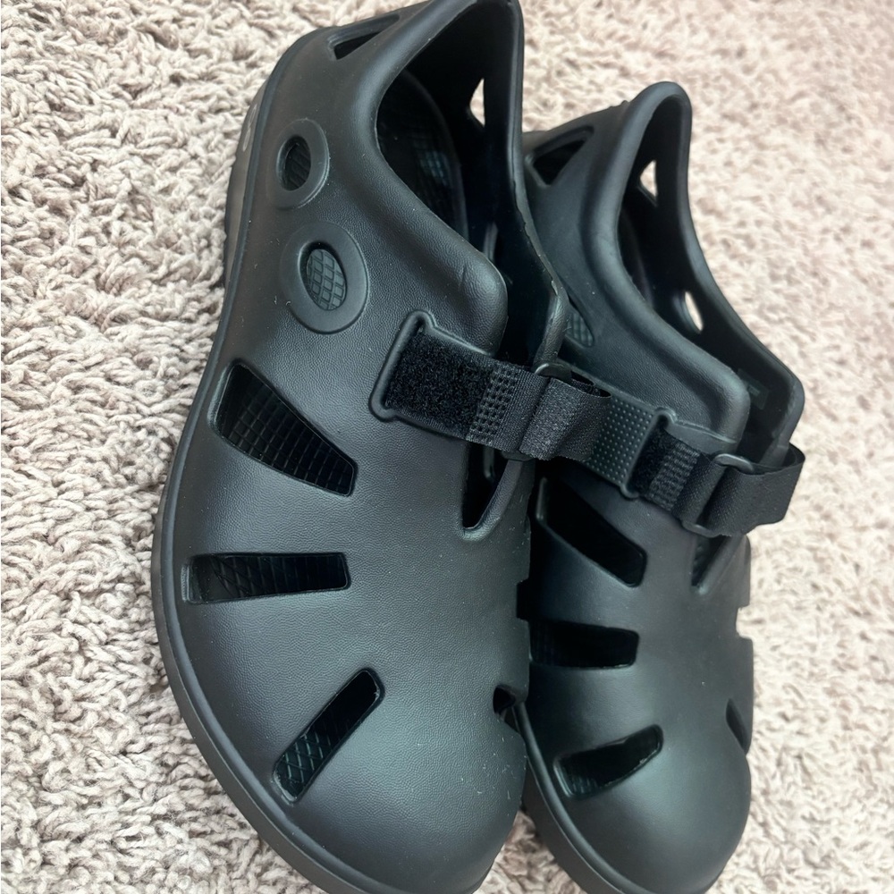 OOFOS Men's Black Slip-On Sandals - Picture 7 of 8